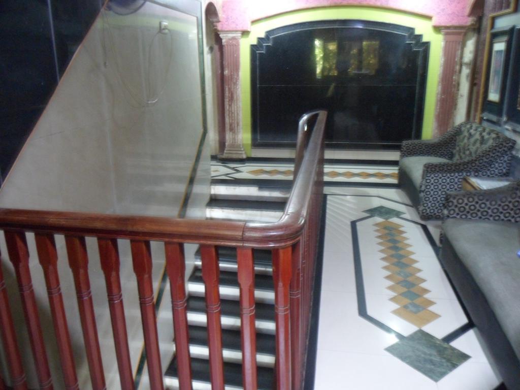 Hotel Happyland ムンバイ エクステリア 写真