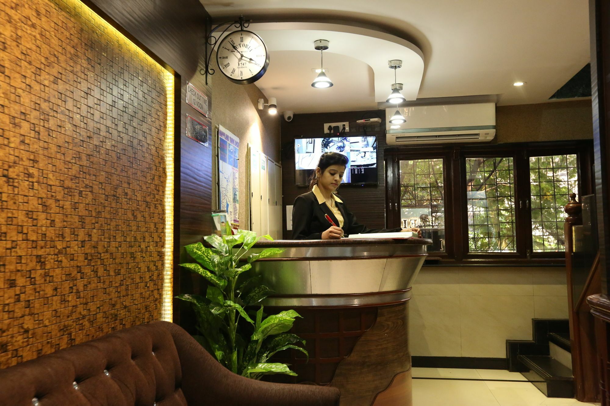 Hotel Happyland ムンバイ エクステリア 写真